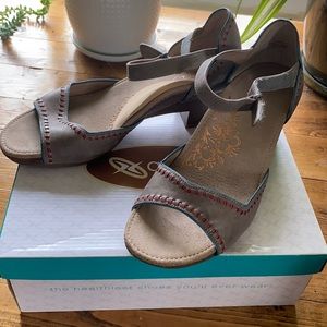 Aetrex - Small heel sandal